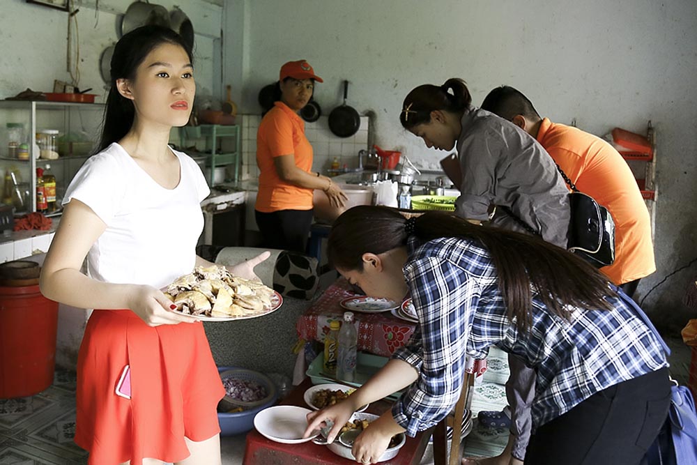 Ngọc Thanh Tâm cùng cô gái “vừa ăn kẹo vừa hát” đi chợ nấu cơm cho nghệ sỹ nghèo - Ảnh 5